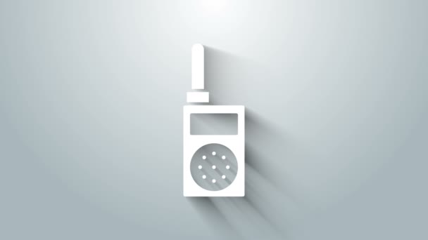 화이트 워키토키 아이콘은 회색 배경에서 분리되었다. 휴대 가능 한 무선 송신기 아이콘. 무선 수신기 신호. 4K 비디오 모션 그래픽 애니메이션 — 비디오