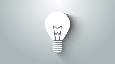 Gri arkaplanda fikir ikonu kavramına sahip beyaz ampul. Enerji ve fikir sembolü. İlham konsepti. 4K Video hareketli grafik canlandırması