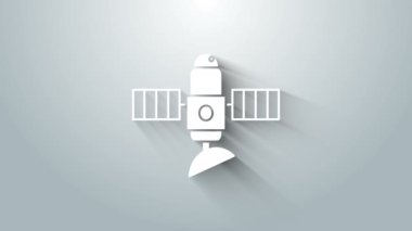 Gri arkaplanda beyaz uydu simgesi izole edildi. 4K Video hareketli grafik canlandırması