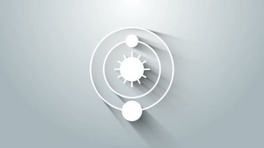 Gri arkaplanda beyaz güneş sistemi simgesi izole edildi. Gezegenler yıldızın etrafında dönerler. 4K Video hareketli grafik canlandırması