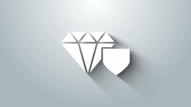 グレーの背景にシールドアイコンを持つホワイトダイヤモンド。ジュエリー保険の概念。セキュリティ、安全性、保護、保護の概念。4Kビデオモーショングラフィックアニメーション — ストック動画