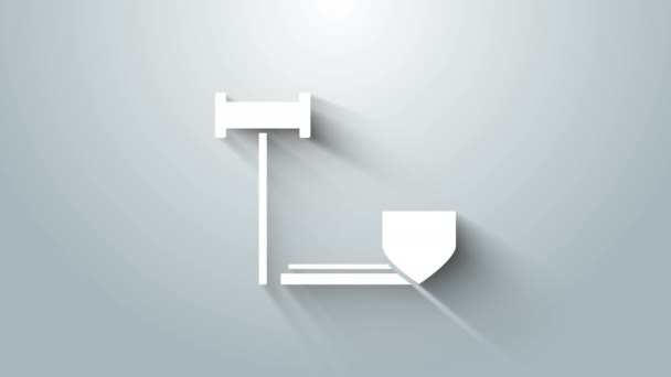 Witte rechter hamer met schild pictogram geïsoleerd op grijze achtergrond. Verzekeringsconcept. Beveiliging, veiligheid, bescherming, bescherming concept. 4K Video motion grafische animatie — Stockvideo