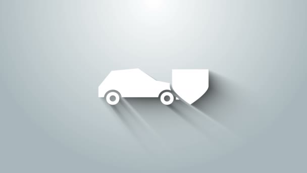 グレーの背景にシールドアイコンを持つホワイトカー。保険の概念。セキュリティ、安全性、保護、保護の概念。4Kビデオモーショングラフィックアニメーション — ストック動画