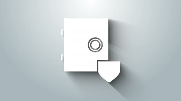Vit Safe med sköld ikon isolerad på grå bakgrund. Försäkringskoncept Säkerhet, skydd, skydd, skyddskoncept. 4K Video motion grafisk animation — Stockvideo