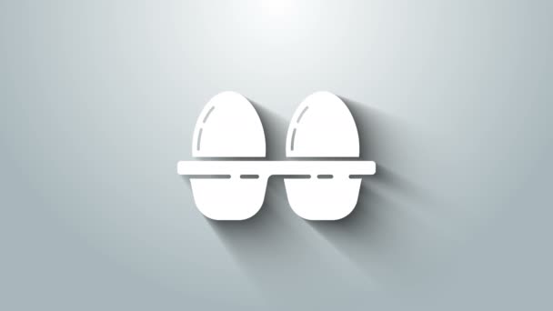 Біле куряче яйце в коробці ізольовано на сірому фоні. 4K Відео рух графічна анімація — стокове відео