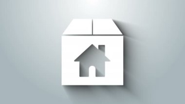 Gri arkaplanda ev sembolü simgesi olan beyaz karton kutu. Kutu, paket, paket işareti. Teslimat, ulaşım ve nakliye. 4K Video hareketli grafik canlandırması