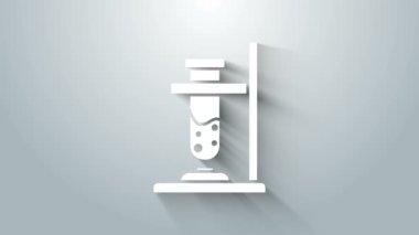 Beyaz cam deney tüpü yangın ısıtıcısının üzerinde gri arka planda izole edilmiş deney ikonu. Laboratuvar ekipmanları. 4K Video hareketli grafik canlandırması
