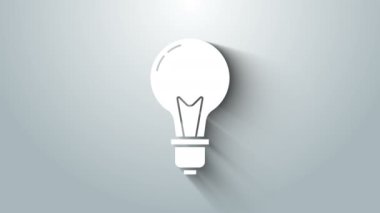 Gri arkaplanda fikir ikonu kavramına sahip beyaz ampul. Enerji ve fikir sembolü. İlham konsepti. 4K Video hareketli grafik canlandırması