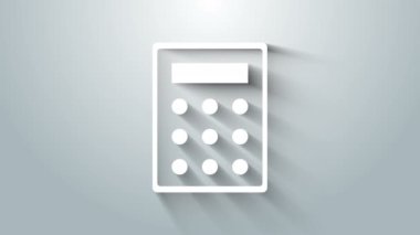 Gri arkaplanda beyaz hesap makinesi simgesi izole edildi. Muhasebe sembolü. İş hesaplamaları matematik eğitimi ve finans. 4K Video hareketli grafik canlandırması