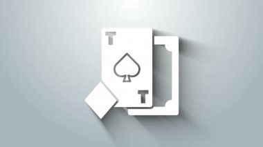 Gri arkaplanda izole edilmiş maça sembollü beyaz iskambil kartı. Kumarhane kumarı. 4K Video hareketli grafik canlandırması