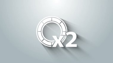 Gri arka planda beyaz kumarhane çipleri simgesi izole edildi. Kumarhane kumarı. 4K Video hareketli grafik canlandırması