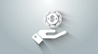 Beyaz El 'in elinde gri arka planda izole edilmiş bir kumarhane fişi simgesi var. Kumarhane kumarı. 4K Video hareketli grafik canlandırması