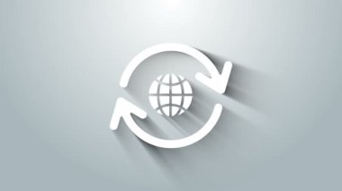 Beyaz Gezegen Dünyası ve gri arka planda izole edilmiş bir geri dönüşüm ikonu. Çevresel konsept. 4K Video hareketli grafik canlandırması