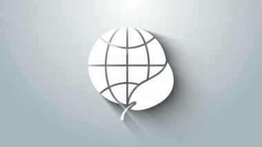 Beyaz Dünya küresi ve yaprak ikonu gri arkaplanda izole edilmiş. Dünya ya da Dünya işareti. Geometrik şekiller. Çevresel konsept. 4K Video hareketli grafik canlandırması