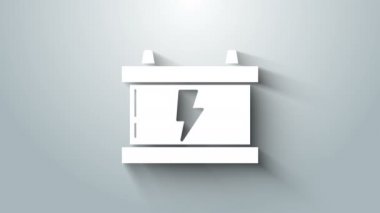 Gri arkaplanda beyaz araba akü ikonu izole edildi. Akümülatör bataryası enerji ve elektrik akümülatörü bataryası. Şimşek çaktı. 4K Video hareketli grafik canlandırması