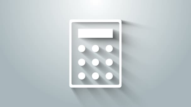 Значок белого калькулятора выделен на сером фоне. Символ бухгалтерии. Математические расчеты, образование и финансы. Видеографическая анимация 4K — стоковое видео