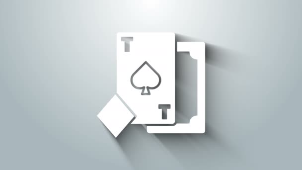 Weiße Spielkarte mit Pik-Symbol auf grauem Hintergrund. Casino-Glücksspiel. 4K Video Motion Grafik Animation — Stockvideo