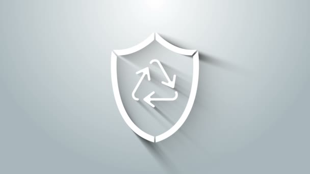 Белый символ Recycle внутри значка щита изолирован на сером фоне. Знак экологической защиты. Видеографическая анимация 4K — стоковое видео