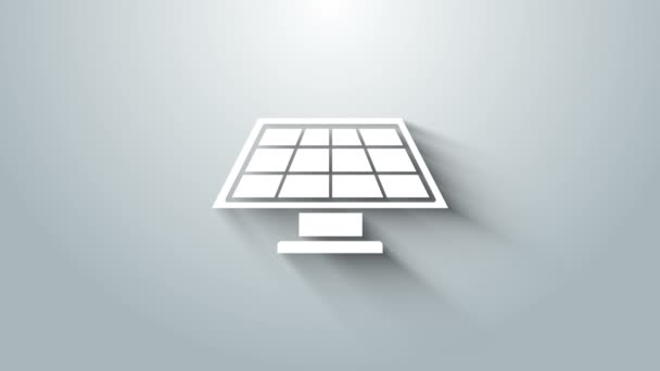 Bílá ikona solárního panelu izolovaná na šedém pozadí. Grafická animace pohybu videa 4K — Stock video