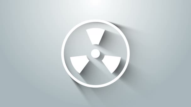Bílá radioaktivní ikona izolovaná na šedém pozadí. Radioaktivní toxický symbol. Značka radiačního nebezpečí. Grafická animace pohybu videa 4K — Stock video