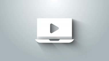 Gri arkaplanda White Online video oynatma simgesi izole edildi. Dizüstü bilgisayar ve oyun işaretli film şeridi. 4K Video hareketli grafik canlandırması