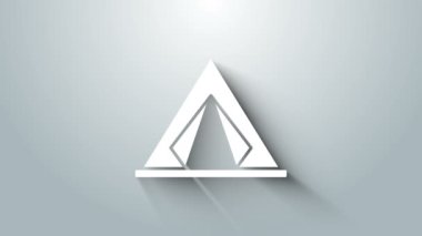 Gri arkaplanda beyaz turist çadırı simgesi izole edildi. Kamp sembolü. 4K Video hareketli grafik canlandırması