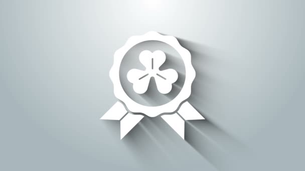 Medalha branca com ícone de trevo de quatro folhas isolado em fundo cinza. Feliz dia de São Patrício. Animação gráfica em movimento de vídeo 4K — Vídeo de Stock