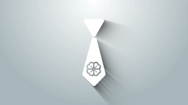 Bílá kravata se čtyřmi listy jetele ikony izolované na šedém pozadí. Krční vázanka a nákrčník. Šťastný den svatého Patricka. Grafická animace pohybu videa 4K — Stock video