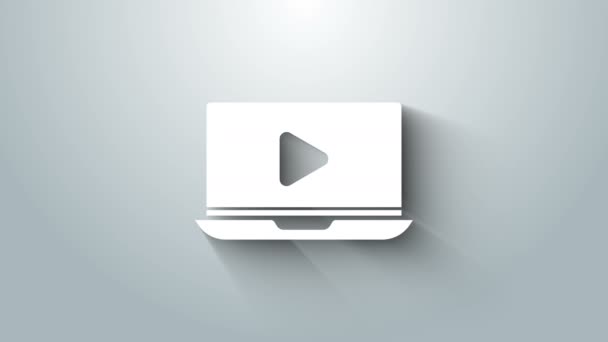 グレーの背景に隔離されたホワイトオンライン再生ビデオアイコン。プレイサイン付きのラップトップとフィルムストリップ。4Kビデオモーショングラフィックアニメーション — ストック動画
