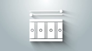 Gri arkaplanda baget çubuğu simgesi olan beyaz davul. Müzik işareti. Müzik aleti sembolü. 4K Video hareketli grafik canlandırması