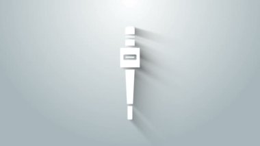 Gri arkaplanda beyaz mikrofon simgesi izole edildi. Radyodaki mikrofondan. Sözcü işareti. 4K Video hareketli grafik canlandırması