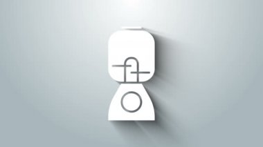 Gri arkaplanda beyaz karıştırıcı simgesi izole edildi. Mutfak elektrikli kırıcı ve kase. Meyve suyu, kokteyl ya da meyve suyu. 4K Video hareketli grafik canlandırması