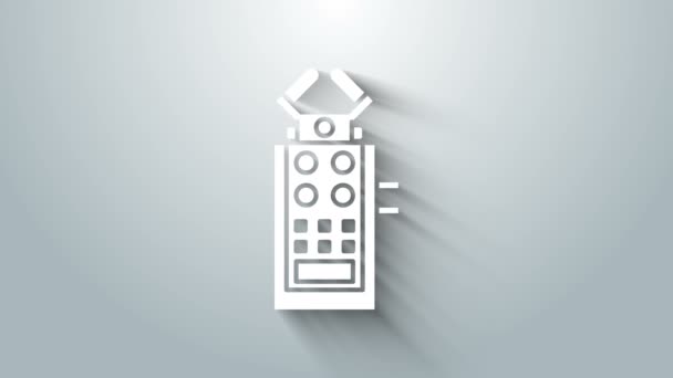 Icono del micrófono blanco aislado sobre fondo gris. En el micrófono de radio de aire. Firma del portavoz. Animación gráfica de vídeo 4K — Vídeos de Stock