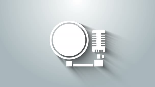 Λευκό εικονίδιο μικροφώνου απομονωμένο σε γκρι φόντο. Στο μικρόφωνο του ασυρμάτου. Υπογραφή ομιλητή. 4K Γραφική κίνηση κίνησης βίντεο — Αρχείο Βίντεο