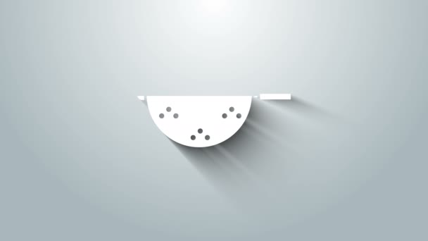 Icono de colador de cocina blanco aislado sobre fondo gris. Utensil de cocina. Signo de cubertería. Animación gráfica de vídeo 4K — Vídeo de stock