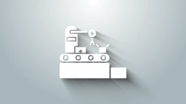 Gri zemin üzerinde karton kutular mühendislik simgesi olan beyaz fabrika taşıma sistemi şeridi. Robot endüstrisi konsepti. 4K Video hareketli grafik canlandırması