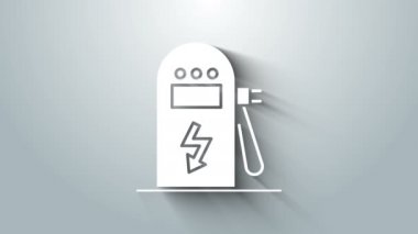 Gri arka planda beyaz elektrikli araba şarj istasyonu simgesi izole edildi. Eko elektrik yakıt pompası tabelası. 4K Video hareketli grafik canlandırması