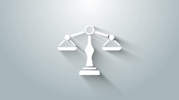 Escalas brancas de ícone de justiça isolado em fundo cinza. Símbolo do Tribunal de Justiça. Sinal da balança. Animação gráfica em movimento de vídeo 4K — Vídeo de Stock