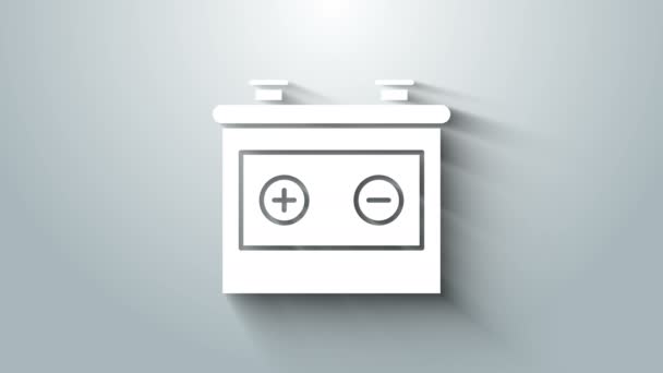 Biała ikona akumulatora na szarym tle. Akumulator energii baterii i akumulator energii elektrycznej baterii. 4K Animacja graficzna ruchu wideo — Wideo stockowe