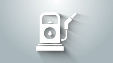 Gri arkaplanda beyaz benzin ya da benzin istasyonu simgesi izole edildi. Araba yakıtı sembolü. Benzin pompası. 4K Video hareketli grafik canlandırması