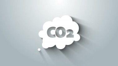Bulut simgesindeki beyaz CO2 emisyonları gri arka planda izole edildi. Karbondioksit formülü sembolü, duman kirliliği konsepti, çevre konsepti. 4K Video hareketli grafik canlandırması
