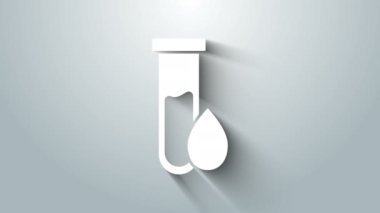 Gri arkaplanda beyaz yağ benzin test tüpü ikonu izole edildi. 4K Video hareketli grafik canlandırması