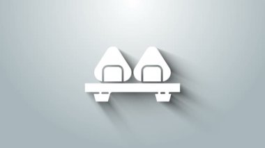 Kesme tahtası simgesindeki beyaz suşi gri arka planda izole edilmiş. Tahtada Asya yemeği suşisi. 4K Video hareketli grafik canlandırması