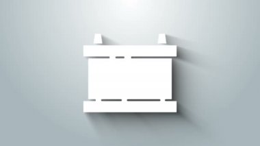 Gri arkaplanda beyaz araba akü ikonu izole edildi. Akümülatör bataryası enerji ve elektrik akümülatörü bataryası. 4K Video hareketli grafik canlandırması