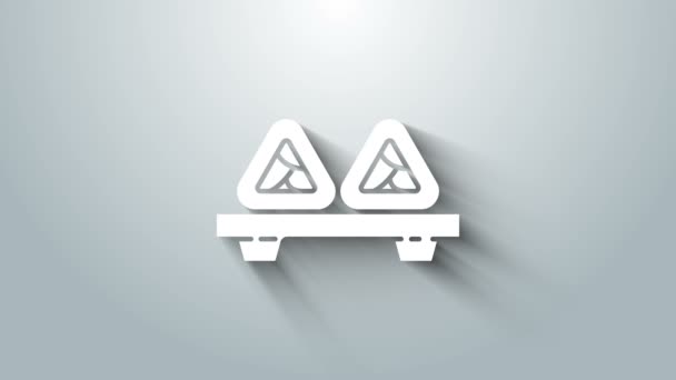 Sushi bianco sull'icona del tagliere isolato su sfondo grigio. Sushi asiatici su tavola di legno. Animazione grafica 4K Video motion — Video Stock