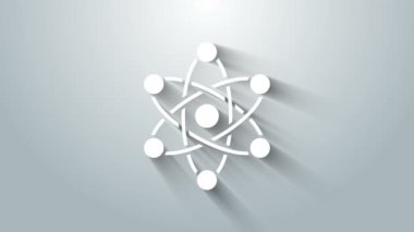 Beyaz Atom simgesi gri arkaplanda izole edildi. Bilimin, eğitimin, nükleer fiziğin, bilimsel araştırmaların sembolü. 4K Video hareketli grafik canlandırması