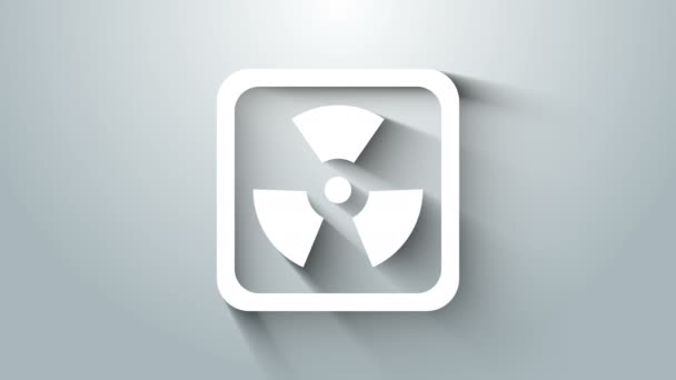 Witte Radioactieve pictogram geïsoleerd op grijze achtergrond. Radioactief giftig symbool. Stralingsgevaar. 4K Video motion grafische animatie — Stockvideo