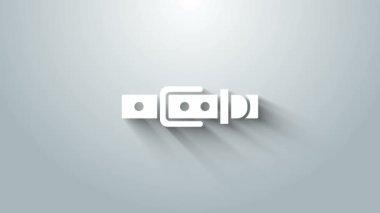 Gri arka planda izole edilmiş düğmeli çelik toka ikonu olan beyaz deri kemer. 4K Video hareketli grafik canlandırması