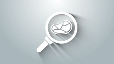 Gri arka planda izole edilmiş tavada beyaz biftek. 4K Video hareketli grafik canlandırması