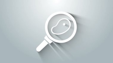Gri arka planda izole edilmiş tavada beyaz biftek. 4K Video hareketli grafik canlandırması
